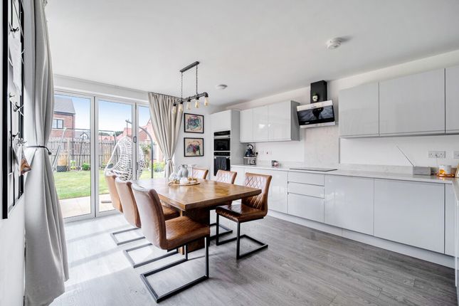 37, Staithes Drive, West Yorkshire photo 3
