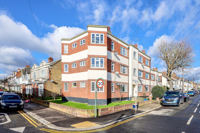 Flat for sale in Fairleigh Drive, Leigh-On-Sea