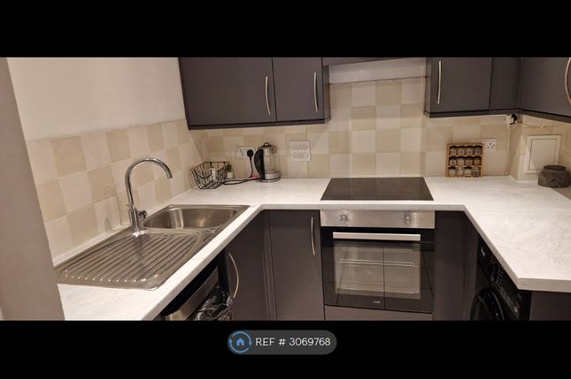 Flat, Berberis House Highfield Road, Feltham photo 4