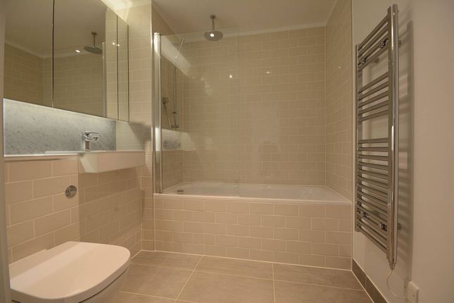 Flat to rent in New Paragon Walk, Elephant And Castle, London