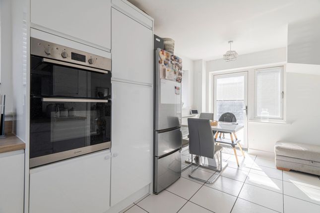 27 Wainscot Drive, Great Yarmouth photo 4
