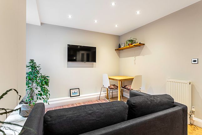 Flat to rent in Dunlace Road, London