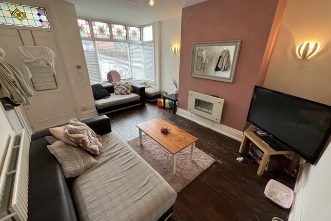 Knowle Avenue, West Yorkshire photo 3