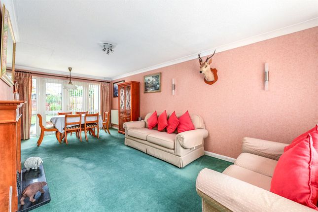 3, Hollytree Gardens, Camberley photo 2