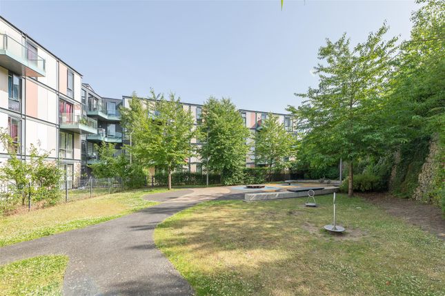 Flat for sale in Jacks Farm Way, Highams Park