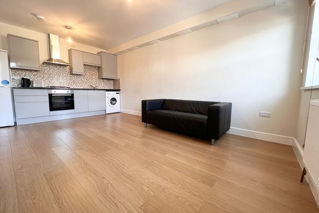 Flat 2 8 Hessel Street, London photo 3