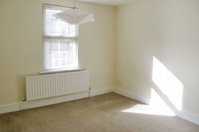 First Floor Flat, Brewster Gardens, London photo 5