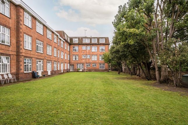 56, Streatham Close, London photo 4