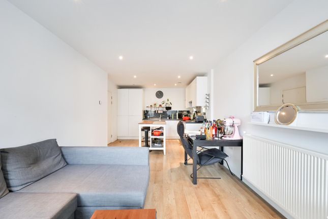 Flat 39 Bond House, Baltic Avenue, Brentford photo 4