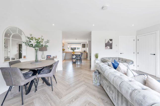3 Wortham Grove, Royston photo 4