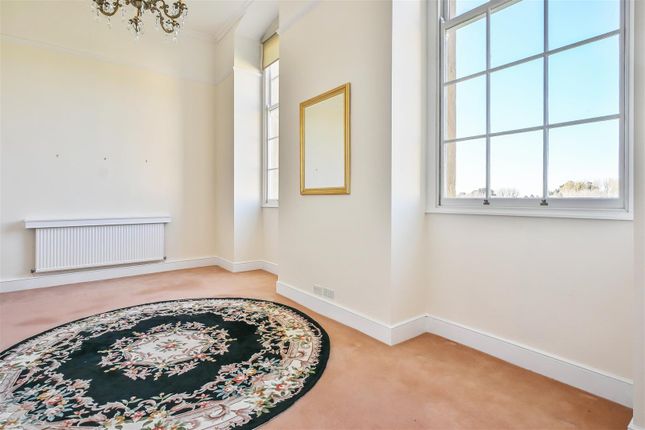 11 Thorndon Hall, Thorndon Park, Brentwood photo 2
