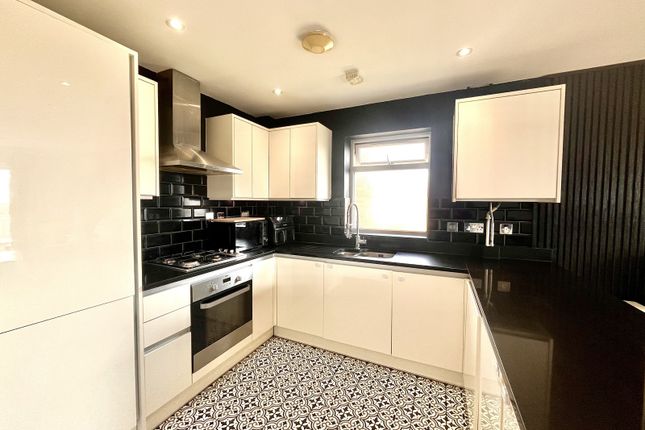 5 Suncroft Place, Green Lane, Chessington photo 3