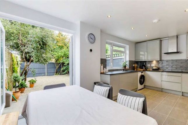 21, Dray Gardens, London photo 4