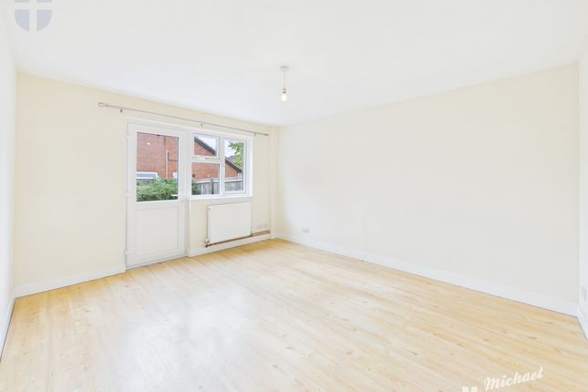 7 Cedar Close, Aylesbury photo 2