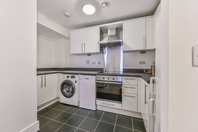 Flat to rent in Liberty Street, Oval, London