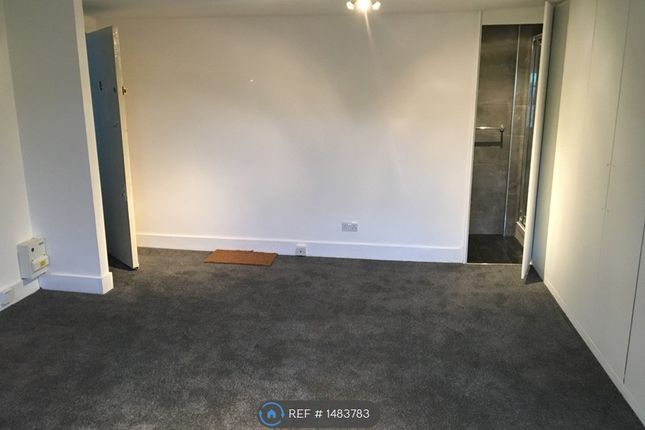 Flat, Victoria Way, London photo 4