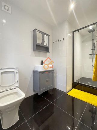 33, Derwent Avenue, Kingston Vale, London photo 4