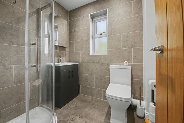 64 Harbourne Gardens, Southampton photo 4