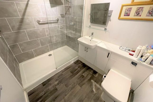 17, Sandmoor Court, Leeds photo 4