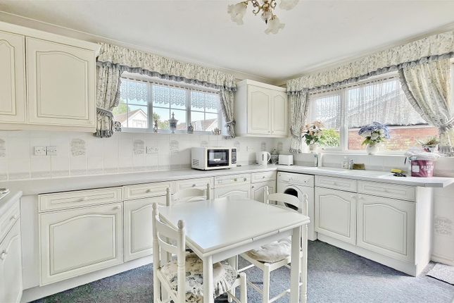 19, Laxton Grove, Great Holland photo 3