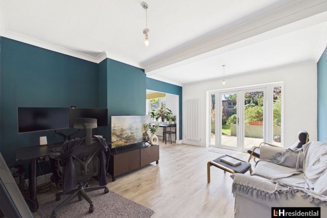 24 Ripon Way, Borehamwood photo 4