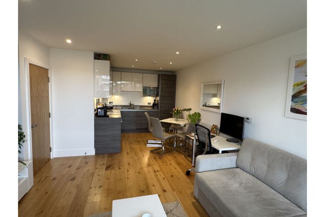 Flat 2 Aurora Point, 2 Winchester Square, Surrey Quays photo 2