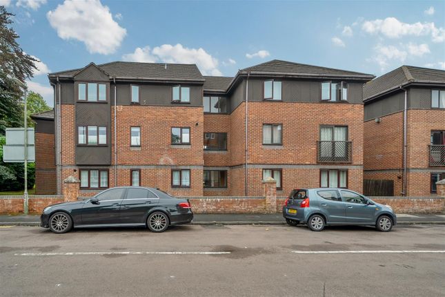 Flat for sale in Oakfields, Alexandra Avenue, Camberley