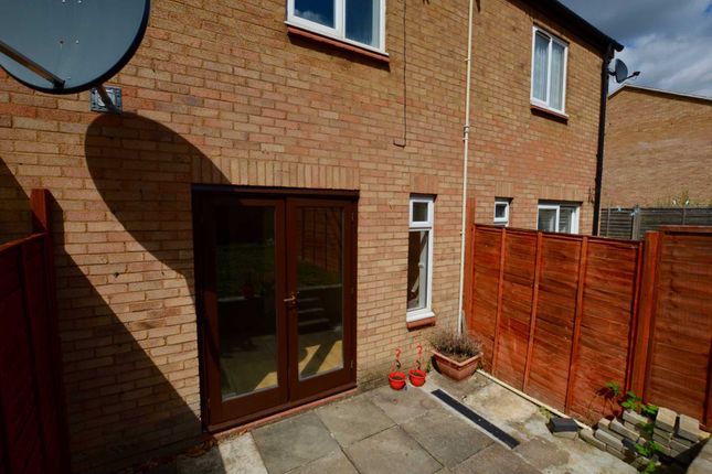 28, Fishermead Boulevard, Milton Keynes photo 2