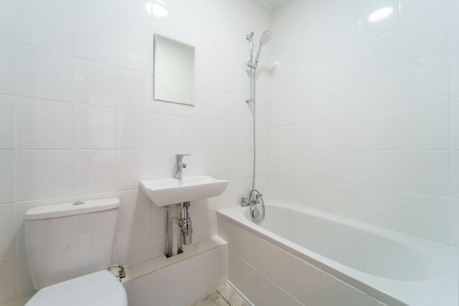 Maisonette to rent in High Street, Stanwell, Staines