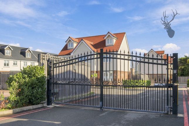 9 Abbotts Way Oak Hill Road, Romford photo 2