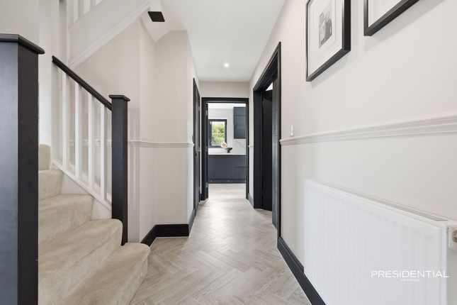 7 Mountain Ash Close, Chigwell photo 2