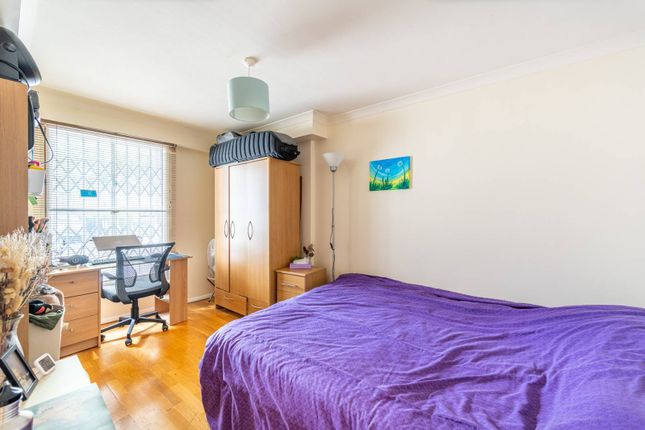 Flat to rent in St Stephens Gardens, Notting Hill, London