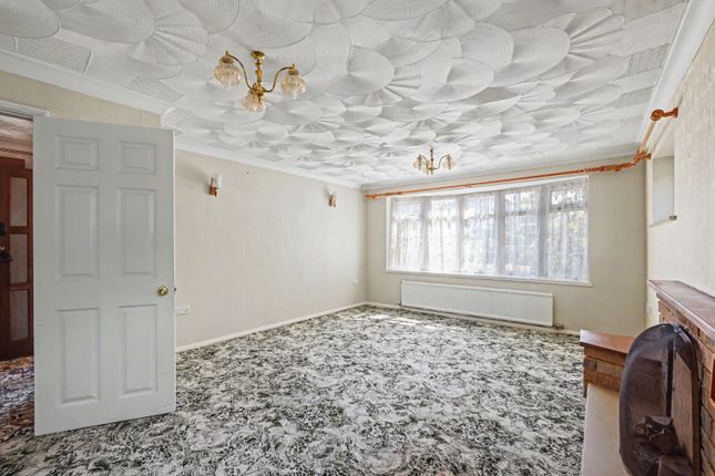 81 Woodside, Wigmore, Kent photo 4