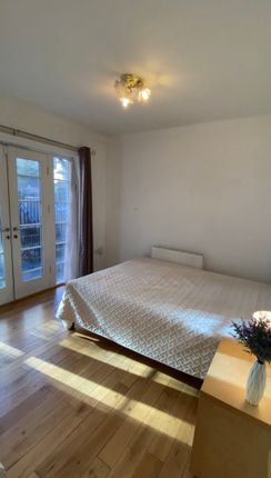 Terraced house to rent in Bevenden Street, London