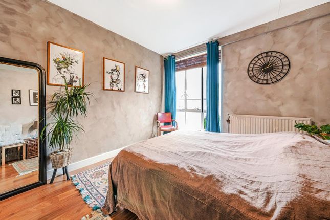 Flat for sale in Hallfield Estate, Bayswater