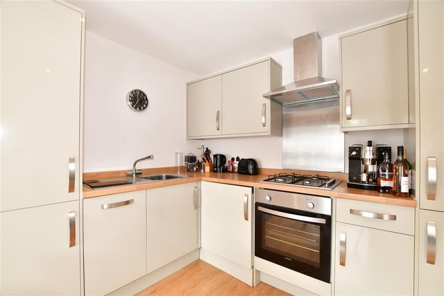 Thumbnail Flat for sale in Springfield Road, Crawley, West Sussex