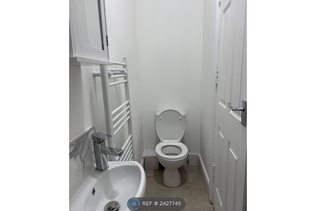 Room 2 - Downstairs Ensuite With Kitchenette