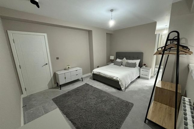 Flat to rent in Queens Dock Avenue, Hull