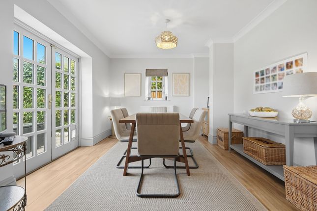 29 Reed Pond Walk, Romford photo 4