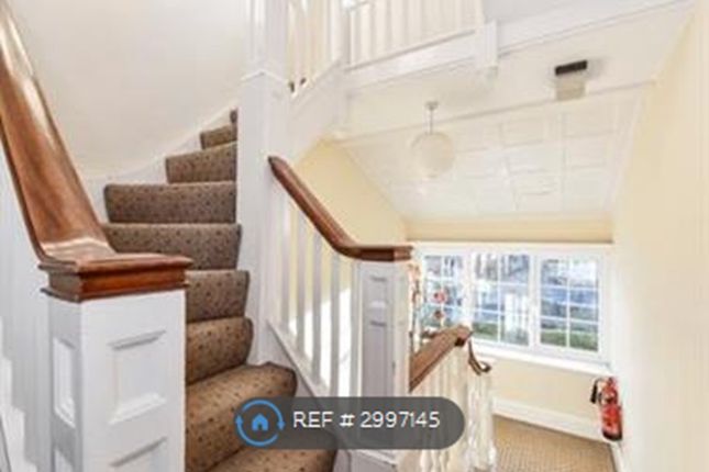 Top Floor Apartment, Winchester Road, Andover photo 2