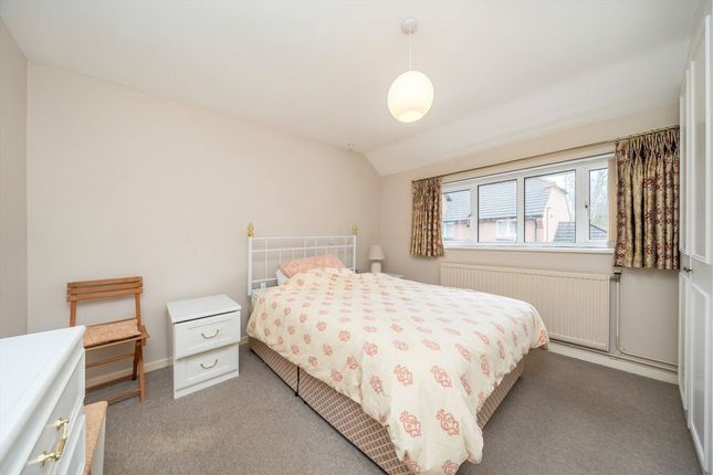 25, Chichester Close, Hampton photo 4