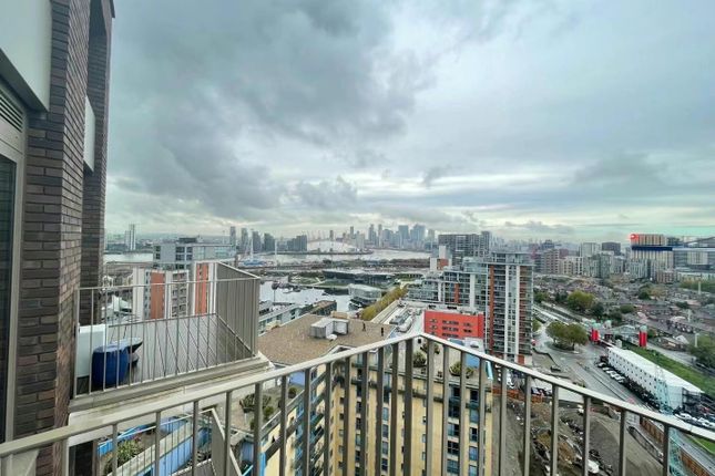Flat for sale in Victoria Dock Road, London