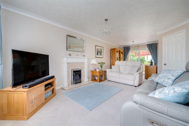 19, Sunningdale Croft, Huddersfield photo 4
