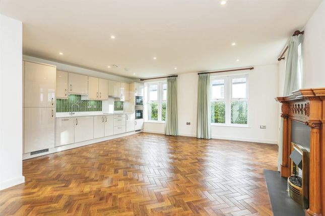 2, New Manor, Fountain Way, Salisbury photo 2