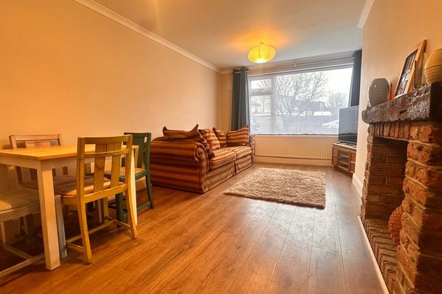 49, Colonial Road, Bedfont photo 2