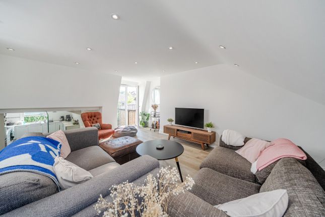 Top Floor Flat, 9, Gayville Road, London photo 4