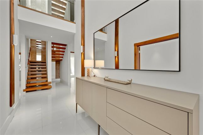 7, Warren Close, Surrey photo 2