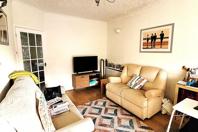 65, Stanley Road North, Rainham photo 3