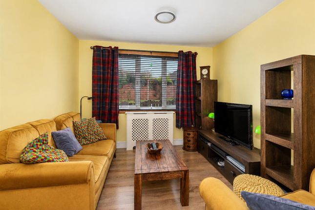4, Whitfield Avenue, Dundee photo 4
