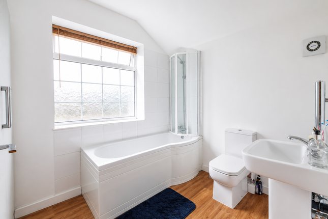 122 Leeds Road, Castleford photo 4